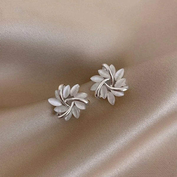 Opaalbloem oorbellen in verfijnd zilver